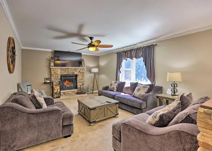 Sunny Poconos Home With Hot Tub And Fire Pit