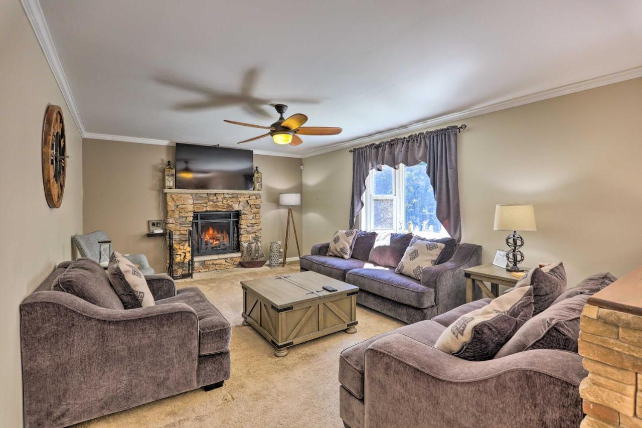 Sunny Poconos With Hot Tub And Fire Pit Holiday home *