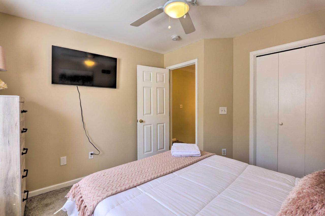 Sunny Poconos With Hot Tub And Fire Pit Holiday home Albrightsville
