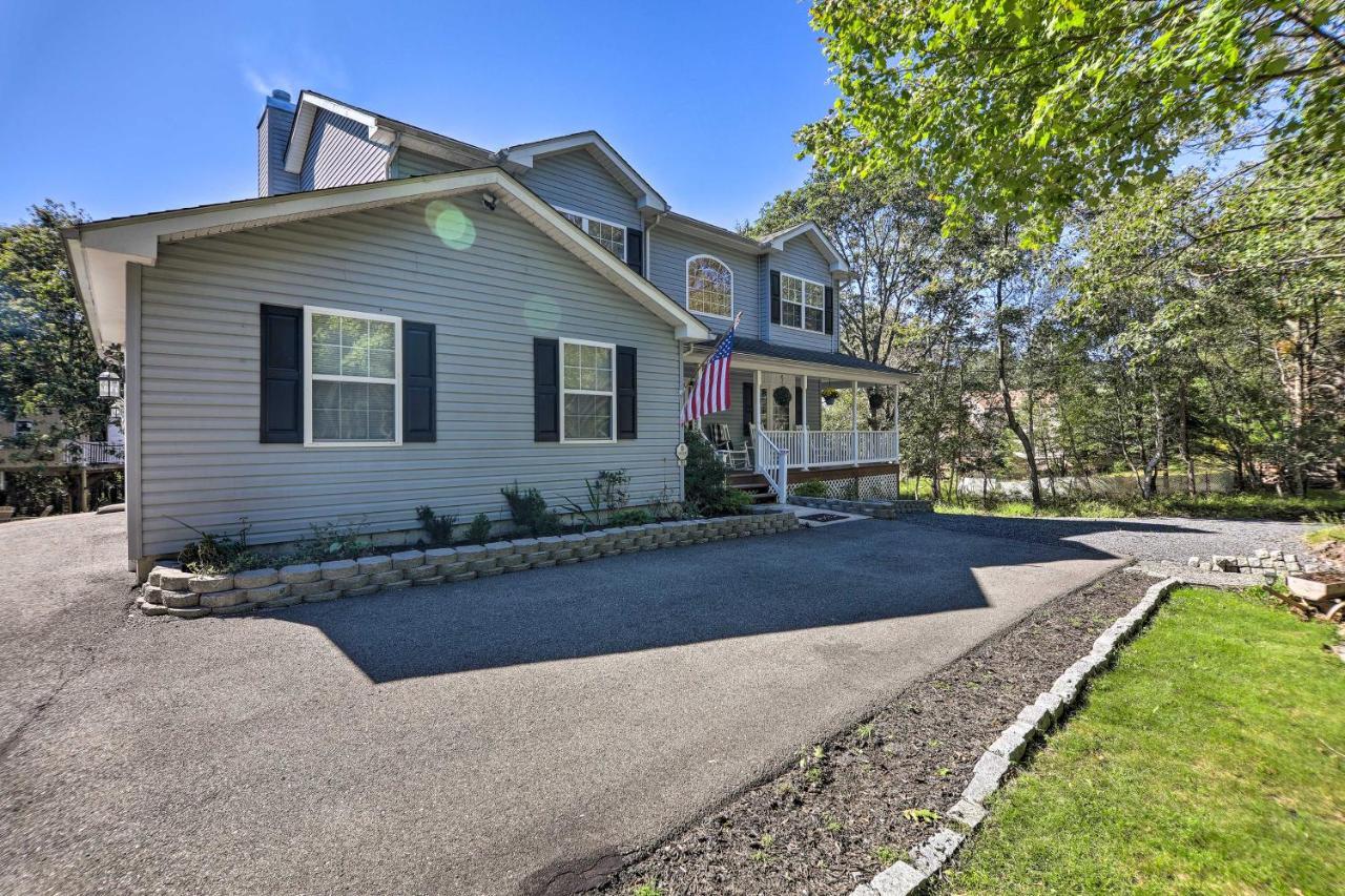 Holiday home Sunny Poconos With Hot Tub And Fire Pit